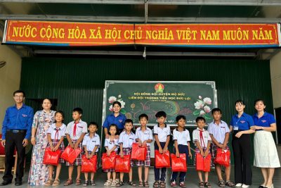 Tặng quà cho học sinh có hoàn cảnh khó khăn